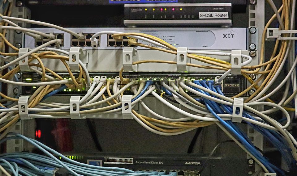 שרתים וירטואליים בענן לעומת מקומיים: מה ההבדלים ואיזה מהם מתאים לך?