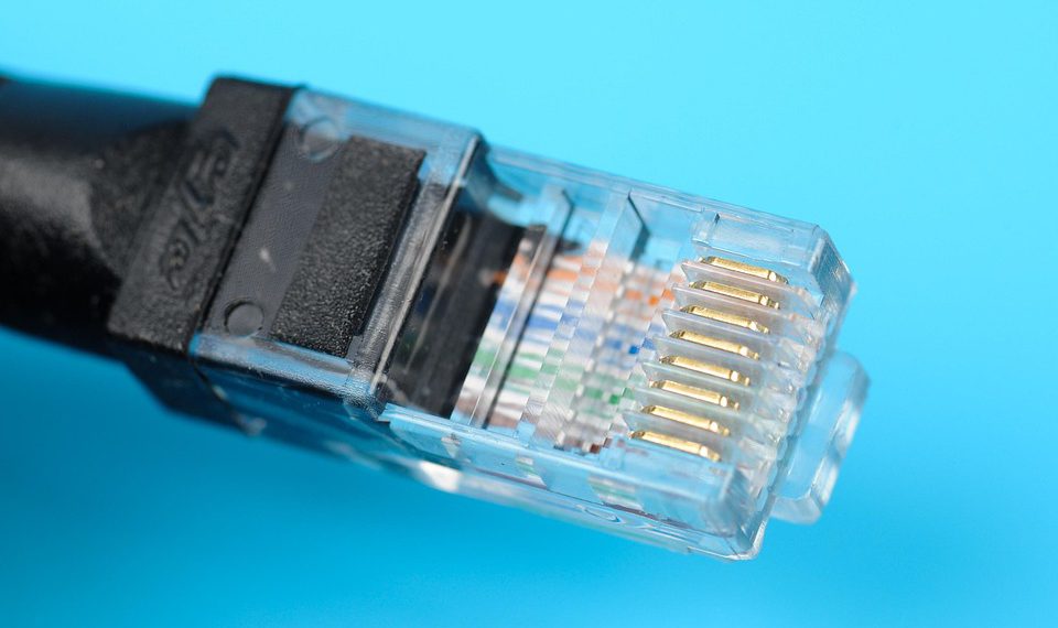 בחירה בין VPS לאירוח משותף: מדריך למתחילים