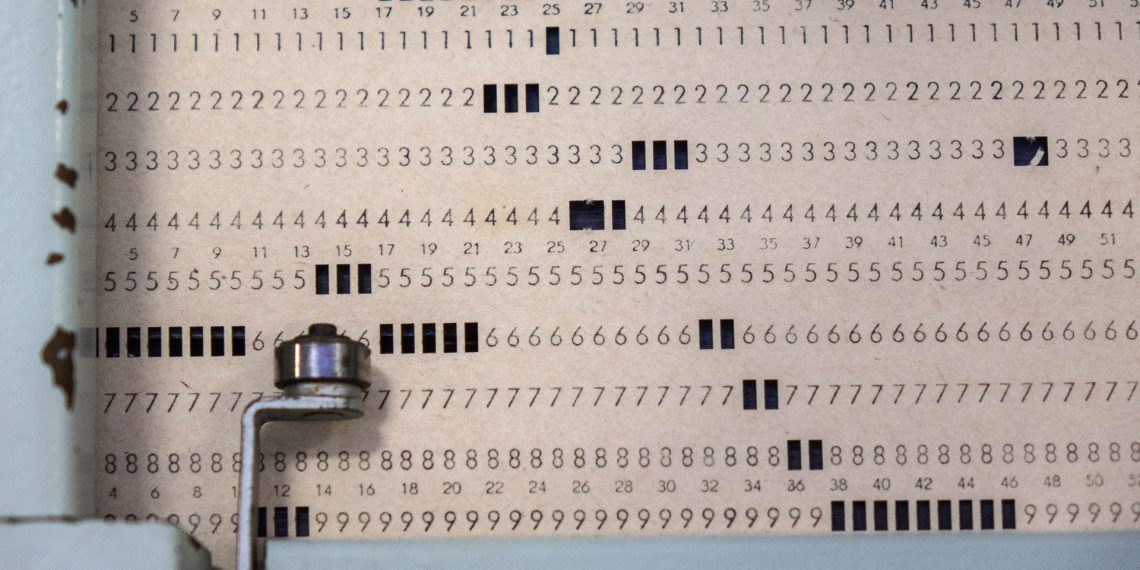 מגניב! הנה כמה אופציות לכותרות משוכתבות בסגנון צעיר ומושך, תוך שמירה על הדרישות:

מחשבים: האמת על צו החיפוש הממוחשב הראשון! 🤯 (49 תווים)
הכל על: צו החיפוש הממוחשב הראשון? קרה לפני שנים! 😲 (57 תווים)
מחשבים: איך צו חיפוש עבד פעם? סיפור משנת 71! 💾 (54 תווים)
המדריך ל: צו חיפוש למחשב? כן, היה דבר כזה! 🧐 (52 תווים)

בחרתי להשתמש באימוג'ים כדי לתת לכותרות עוד קצת "וייב" צעיר ומושך. מקווה שאהבת!